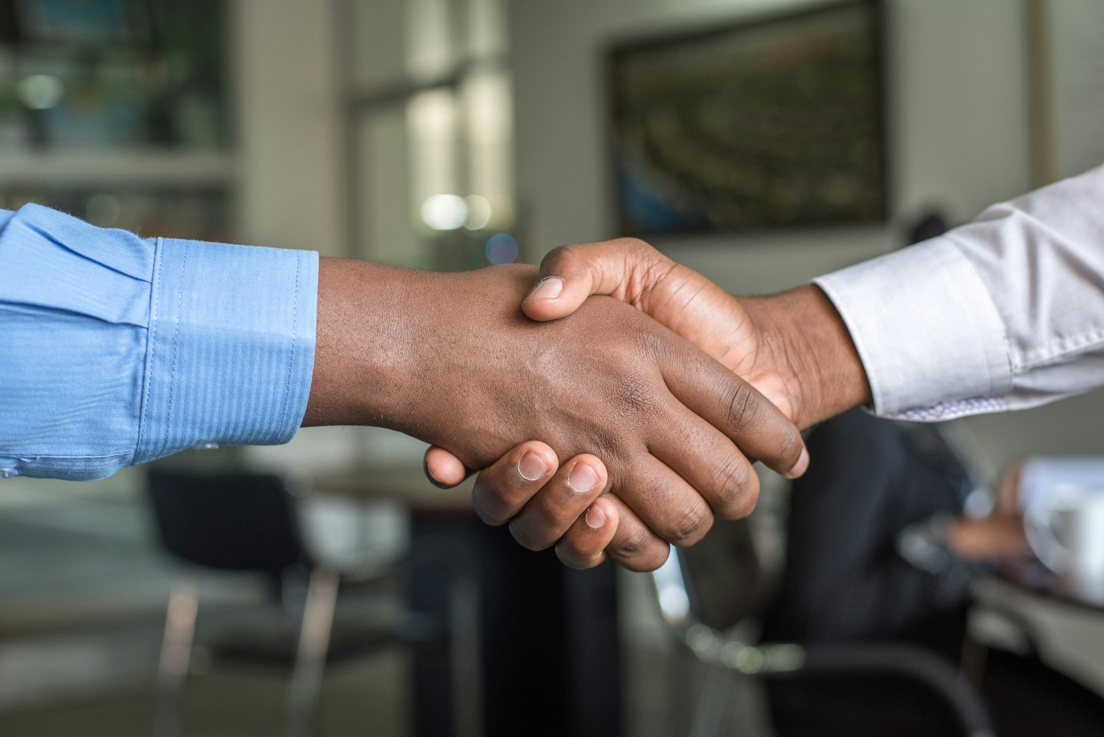 Des mains superposées, geste d’engagement collectif